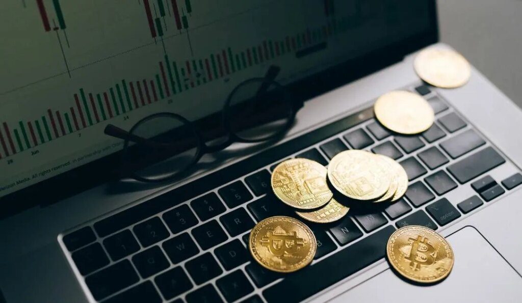 Crypto laptop 1 0355171423.jpg